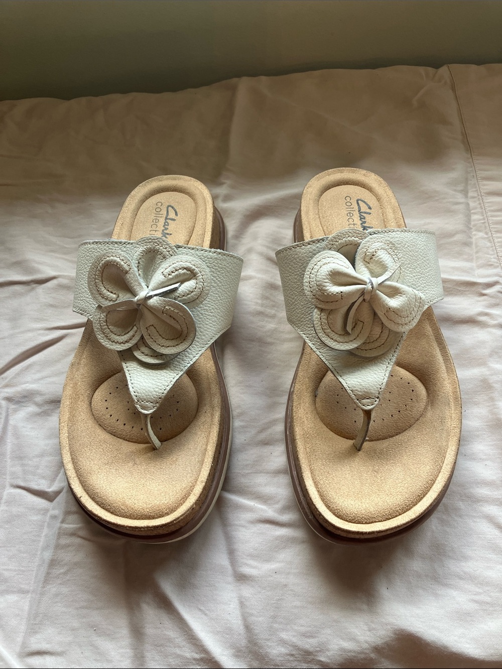 Clarks Cream Leather Platform Floral Thong Sandals size 7.5